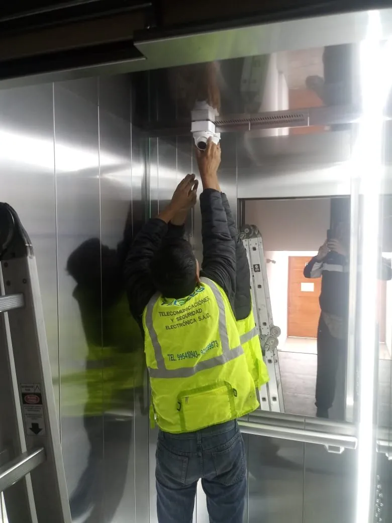 Técnico de Teleseg instalando equipos