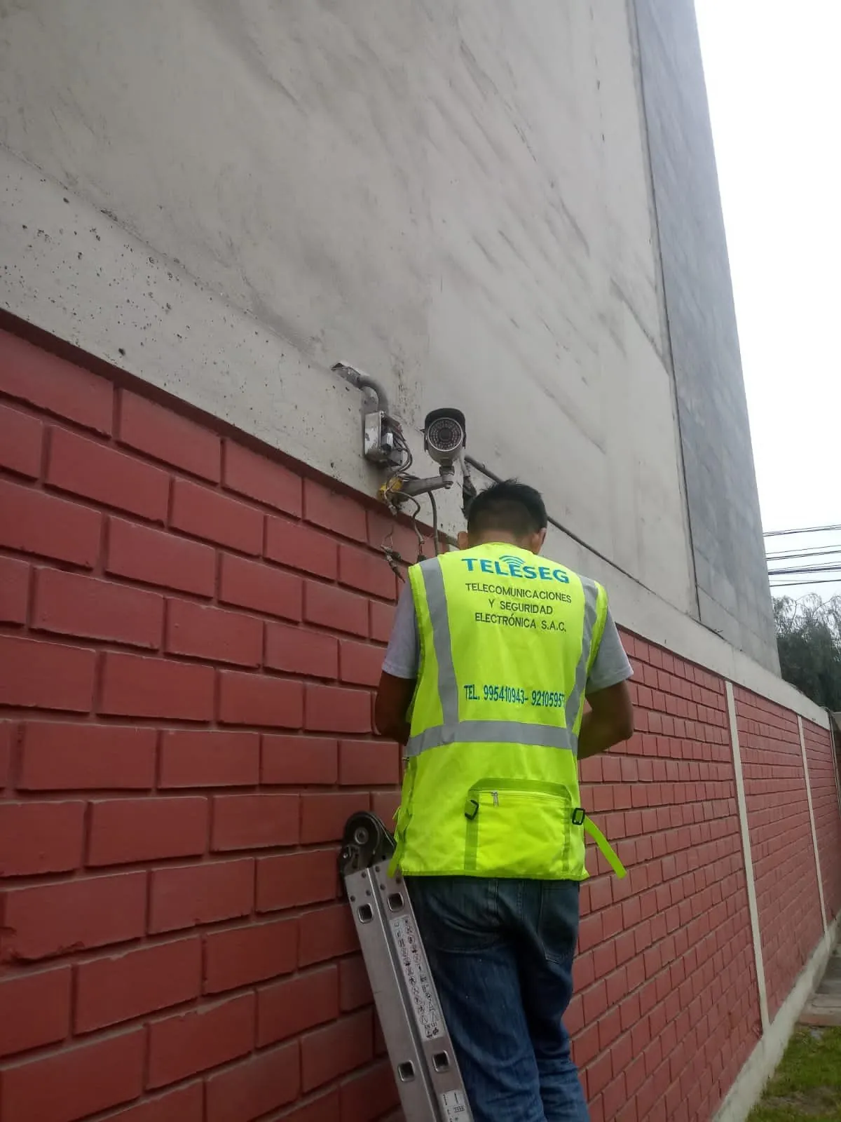 Técnico de Teleseg instalando equipos
