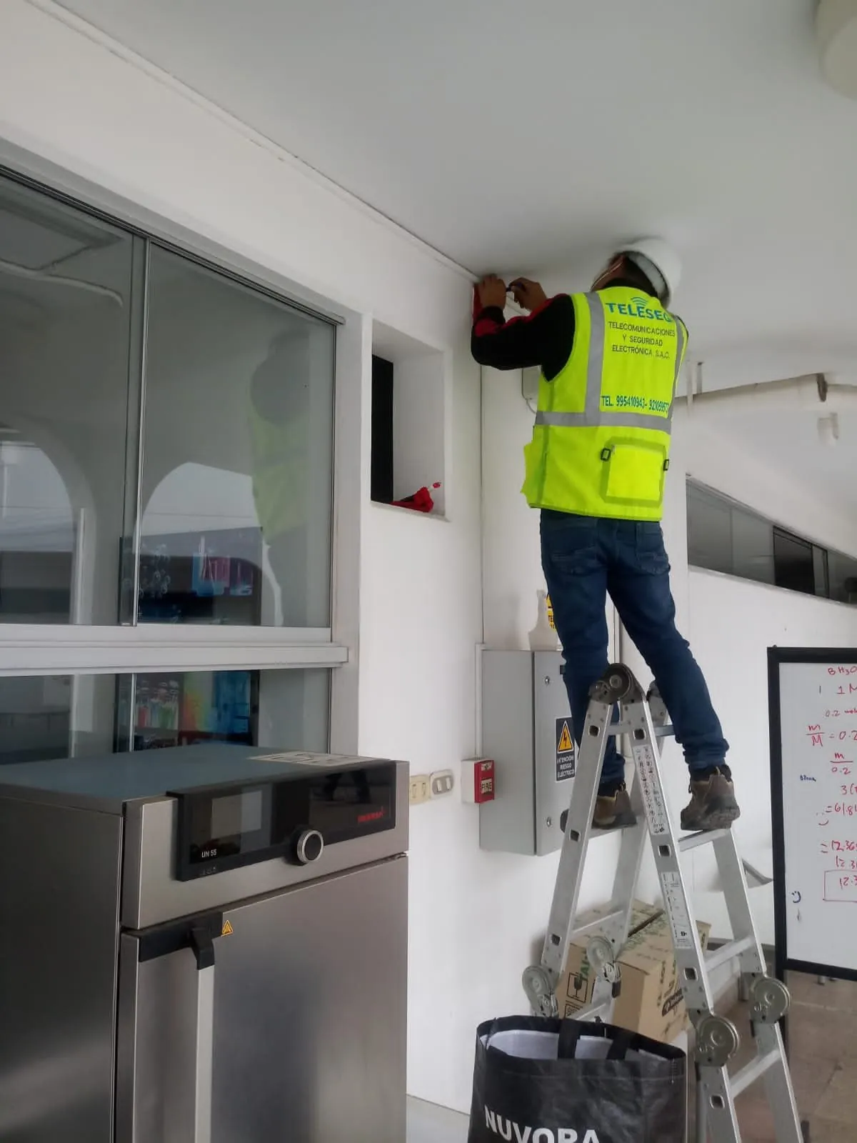 Técnico de Teleseg trabajando