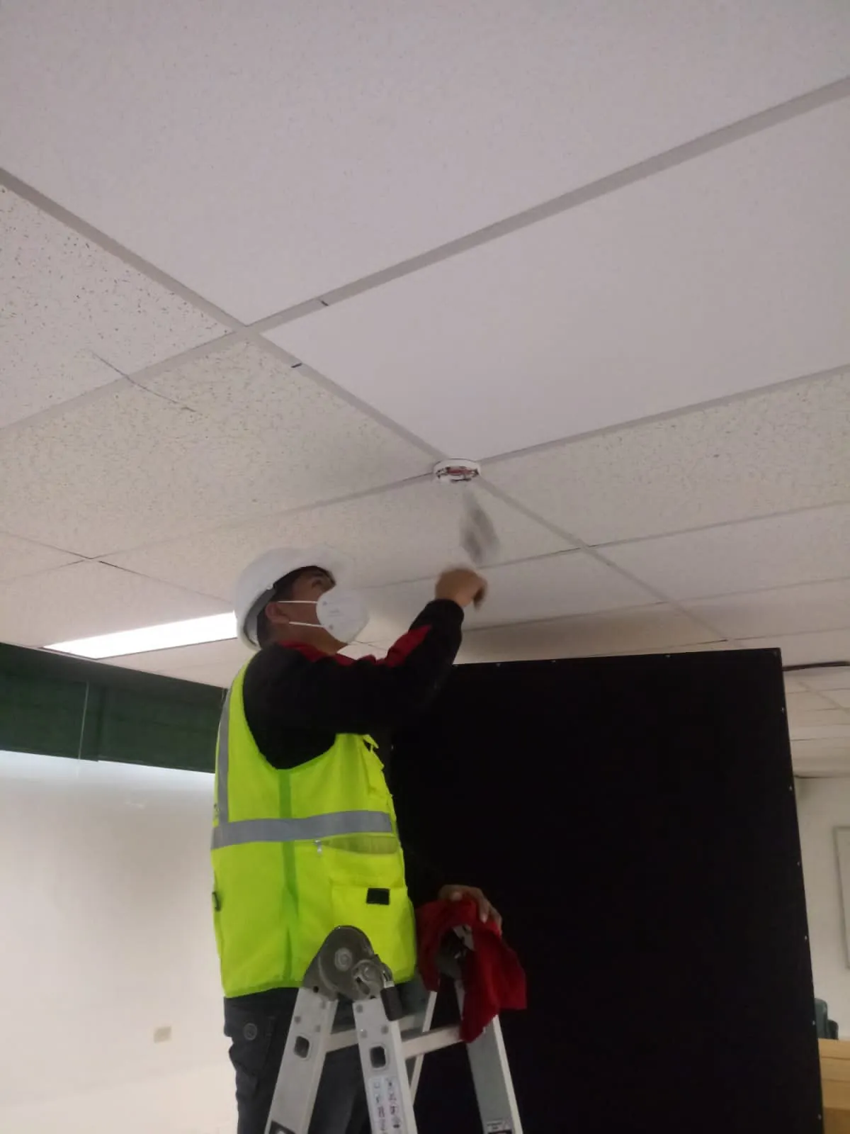 Técnico de Teleseg instalando una cámara